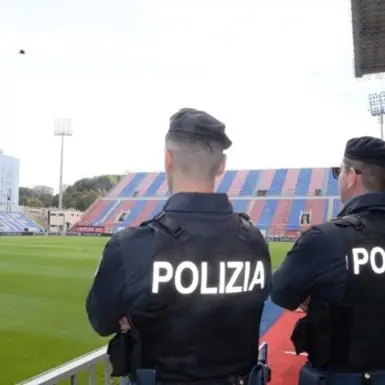 Disordini dopo Crotone-Salernitana,\u00A0daspo per chi lanciò oggetti dai balconi e colpì un poliziotto\n