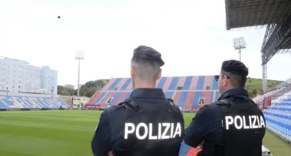 Disordini dopo Crotone-Salernitana,\u00A0daspo per chi lanciò oggetti dai balconi e colpì un poliziotto\n