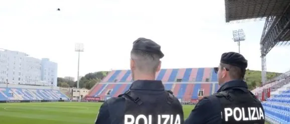 Disordini dopo Crotone-Salernitana,\u00A0daspo per chi lanciò oggetti dai balconi e colpì un poliziotto\n