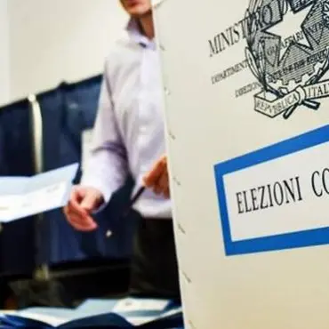 Reggio, primi disguidi ai seggi elettorali: schede errate e sezioni ancora chiuse\n