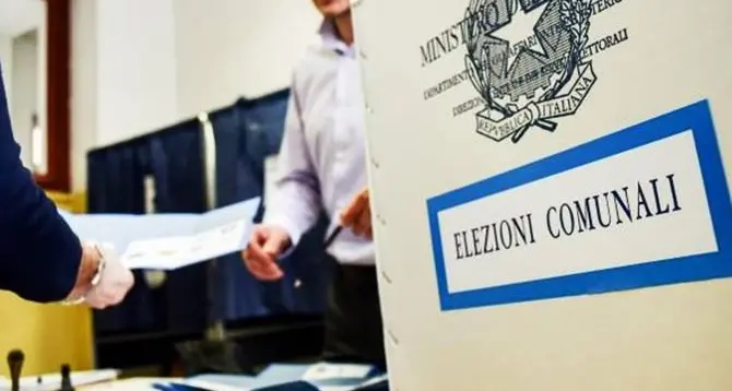 Reggio, primi disguidi ai seggi elettorali: schede errate e sezioni ancora chiuse\n