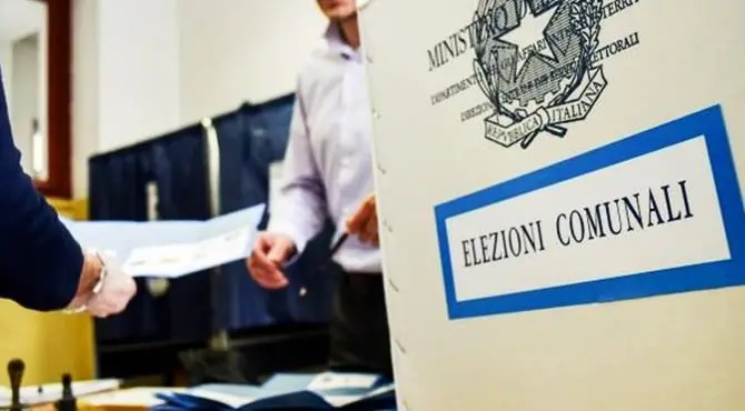 Reggio, primi disguidi ai seggi elettorali: schede errate e sezioni ancora chiuse\n