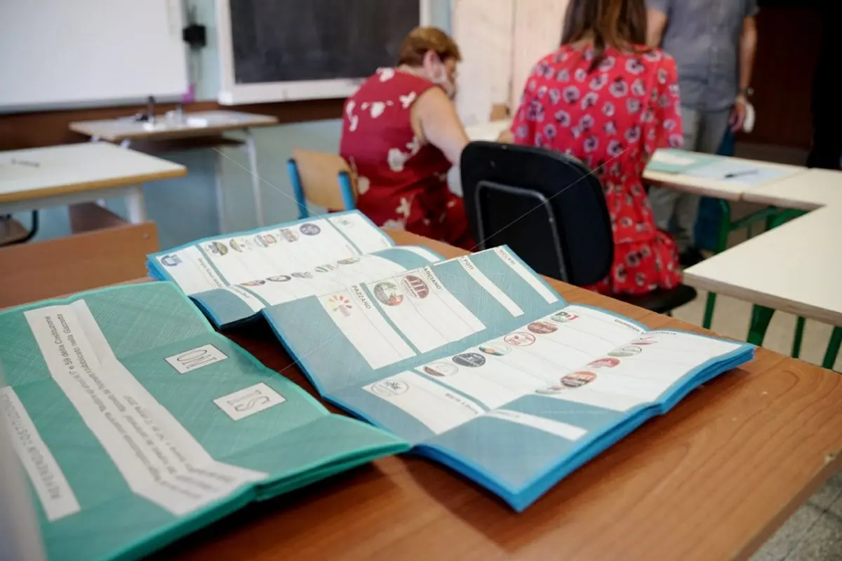 <p>Comunali, 79 Comuni al voto in Calabria: dai primi dati affluenza al 13%. <span style=\"color:hsl(0, 75%, 60%);\">Lunedì speciale su LaC Tv – LIVE </span></p>
