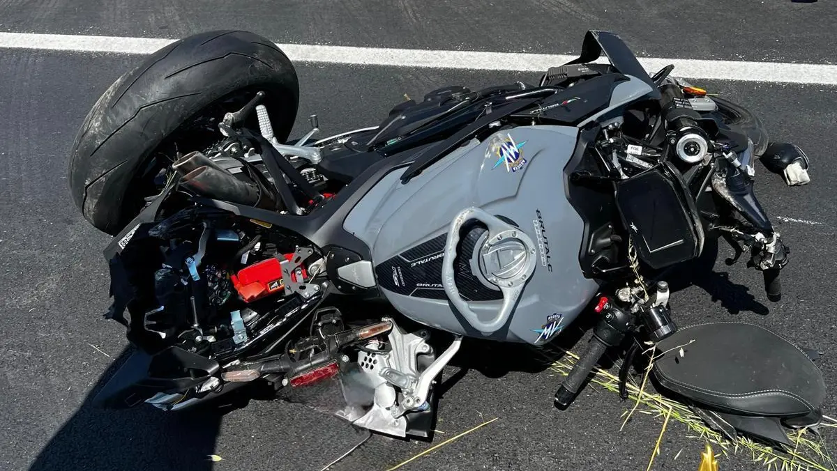 <p>Tragedia a Crotone, <span style=\"color:hsl(0, 75%, 60%);\">un morto e un ferito </span>in tremendo incidente in moto sulla statale 106</p>