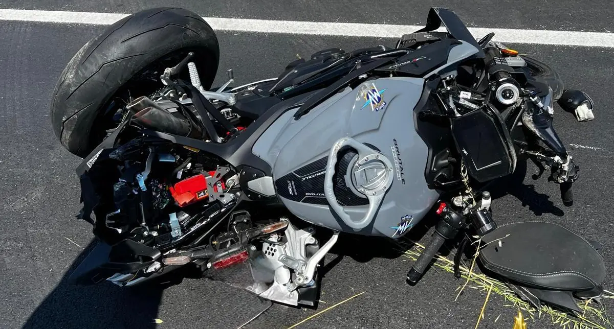 Tragedia a Crotone, un morto e un ferito in tremendo incidente in moto sulla statale 106\n