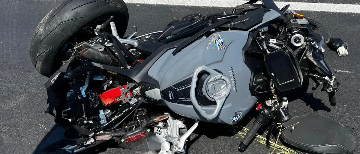 Tragedia a Crotone, tremendo incidente in moto per due gemelli di Cotronei sulla statale 106:\u00A0un morto e un ferito