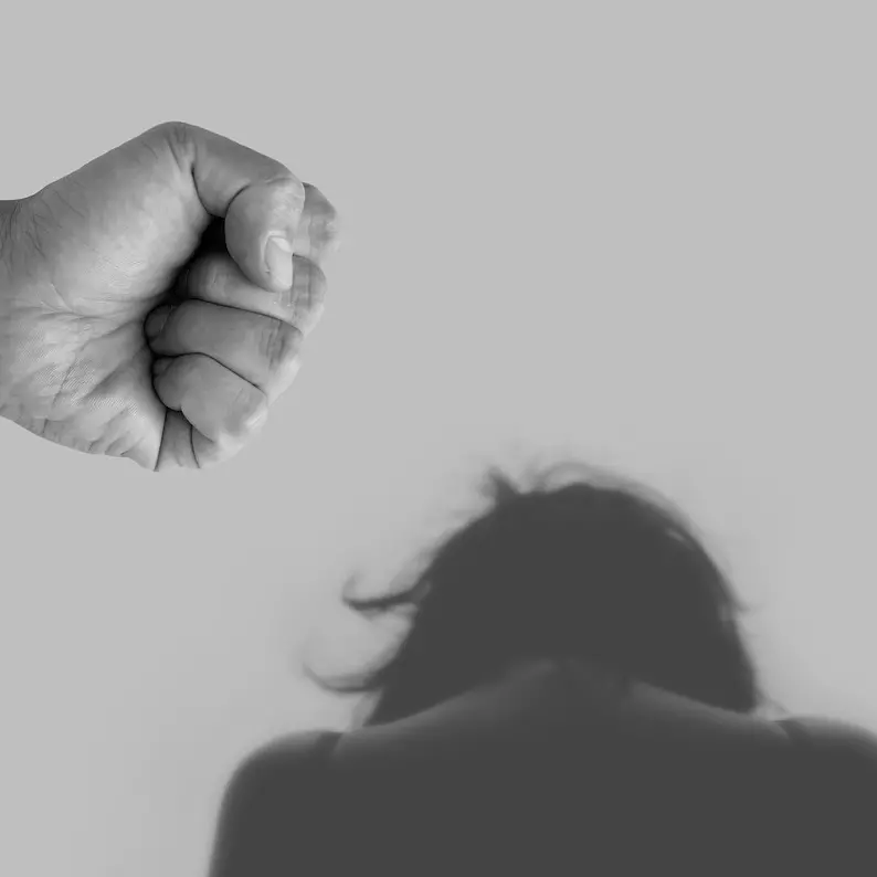Aggredisce l’ex fidanzata a calci e pugni dopo un litigio, arrestato a Petilia Policastro\n