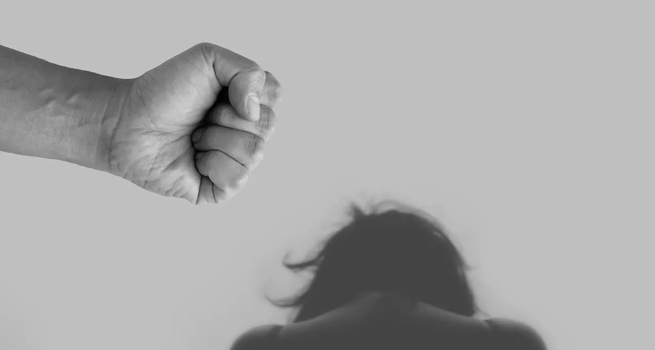 Aggredisce l’ex fidanzata a calci e pugni dopo un litigio, arrestato a Petilia Policastro\n
