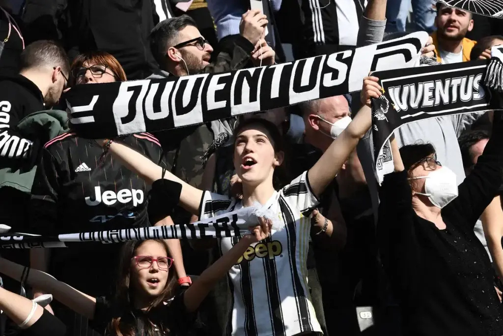 «Bianconero, no grazie». Il Torino vieta maglie e sciarpe della Juve allo stadio nel derby: esplode la guerra tra i club\n