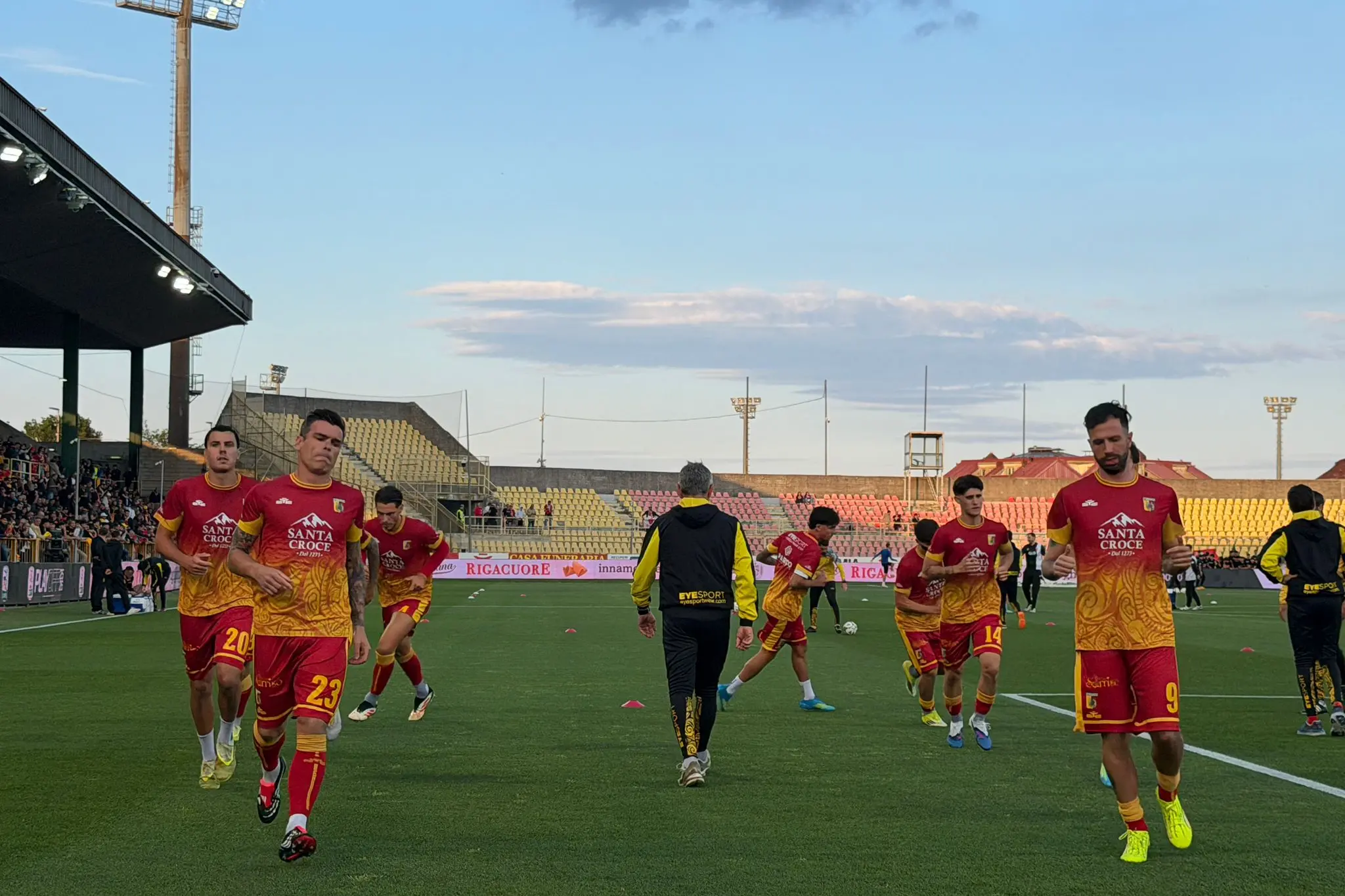 <p>Il Catanzaro sfida il Monza al Ceravolo per l’andata della finale playoff di Serie B, le formazioni ufficiali: gli aggiornamenti – <span style=\"color:hsl(0, 75%, 60%);\">LIVE</span></p>