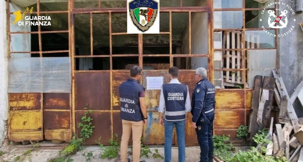 Capannone trasformato in rimessaggio barche abusivo a Vibo Valentia, scattano sequestro e denunce\n