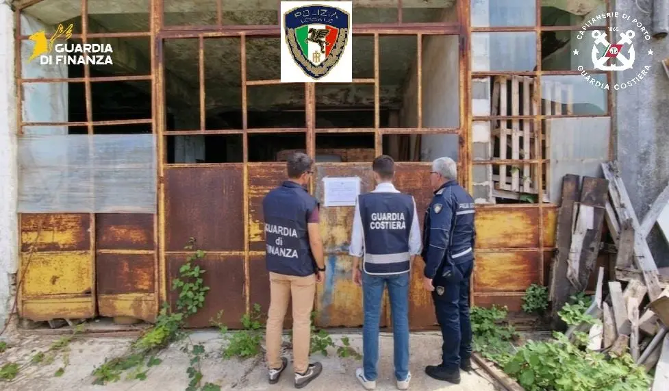 Capannone trasformato in rimessaggio barche abusivo a Vibo Valentia, scattano sequestro e denunce\n