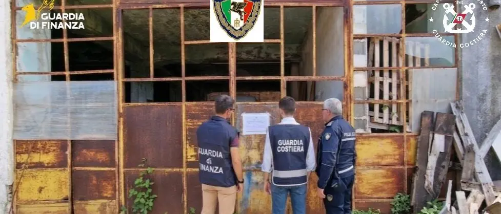 Capannone trasformato in rimessaggio barche abusivo a Vibo Valentia, scattano sequestro e denunce\n