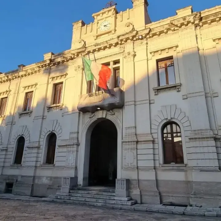 Elezioni a Reggio Calabria, alle 23 alle urne il 48,36 degli elettori. In campo 4 candidati a sindaco e 640 aspiranti consiglieri\n