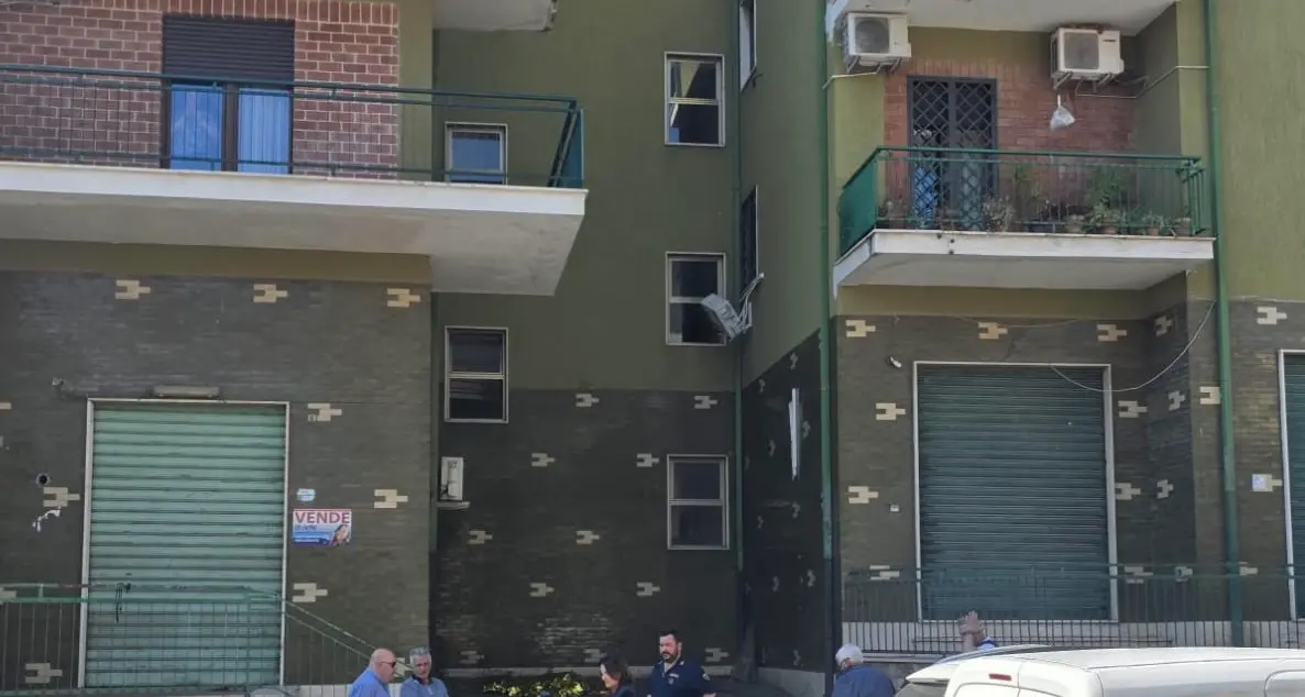 Precipita dal terzo piano, ex preside trovato morto a Corigliano Rossano: indagini in corso\n