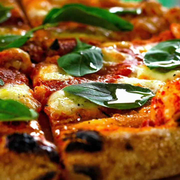 <p>Cinquemila false pizze Made in Italy sequestrate e donate alla Caritas, perquisizioni anche a Reggio</p>