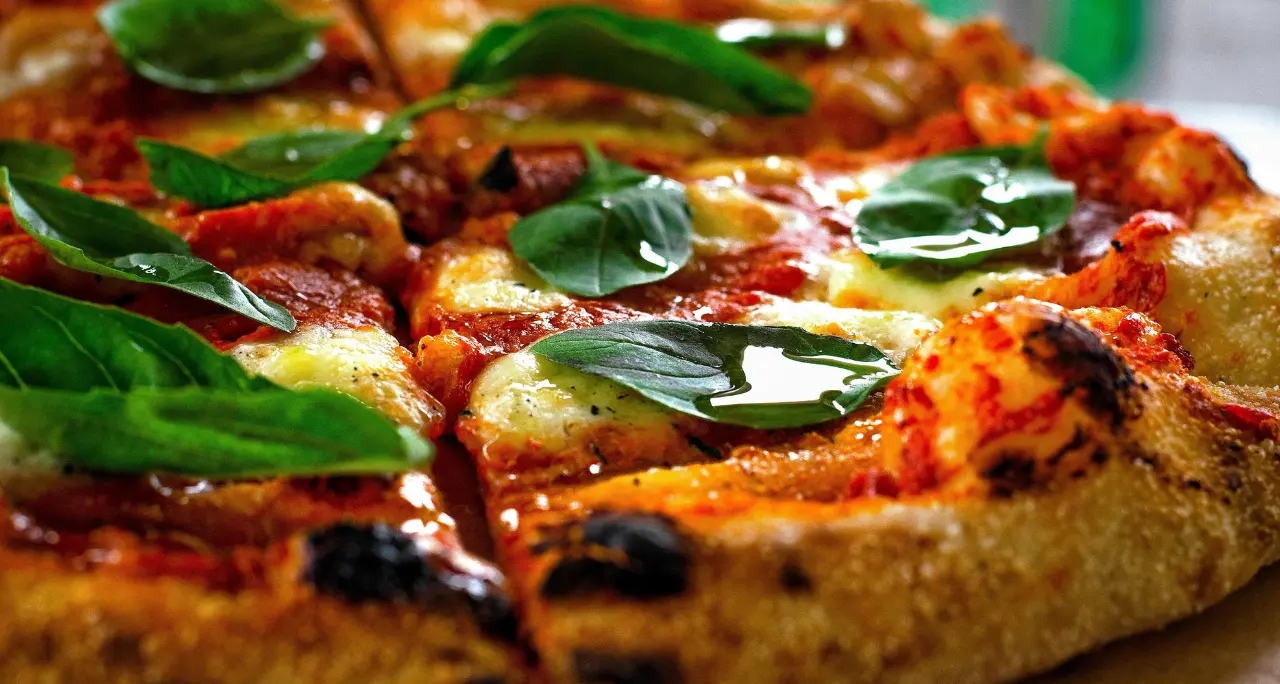 <p>Cinquemila <span style=\"color:hsl(0, 75%, 60%);\">false pizze </span>Made in Italy sequestrate e donate alla Caritas, perquisizioni anche a Reggio</p>