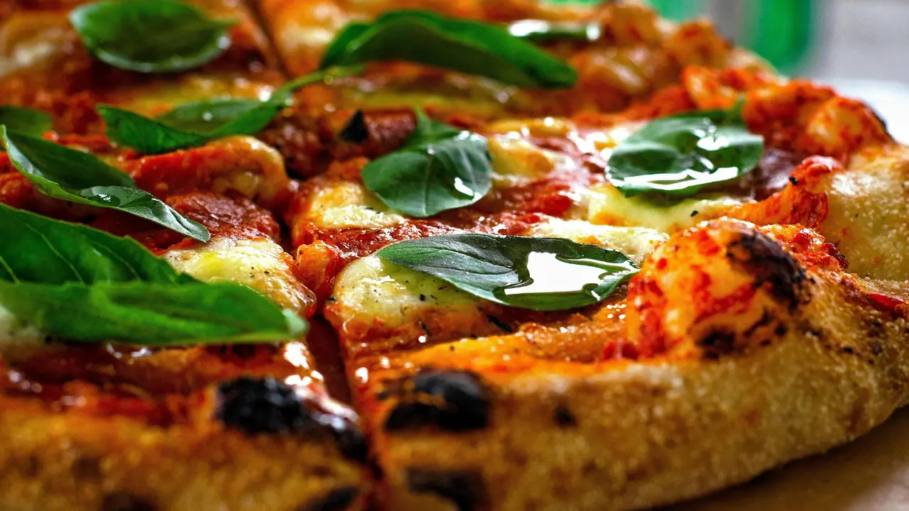 Cinquemila false pizze Made in Italy sequestrate e donate alla Caritas, perquisizioni anche a Reggio\n