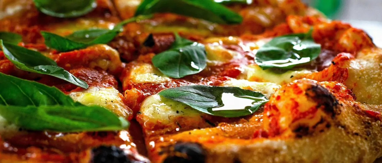Cinquemila false pizze Made in Italy sequestrate e donate alla Caritas, perquisizioni anche a Reggio\n