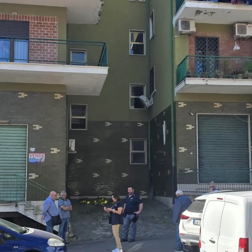 Corigliano Rossano, ex preside precipita dal terzo piano e muore.\u00A0Indagini in corso