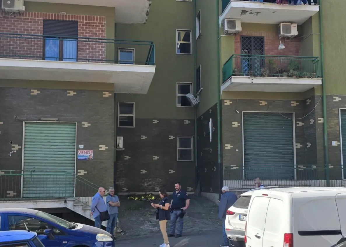 Corigliano Rossano, ex preside precipita dal terzo piano e muore.\u00A0Indagini in corso