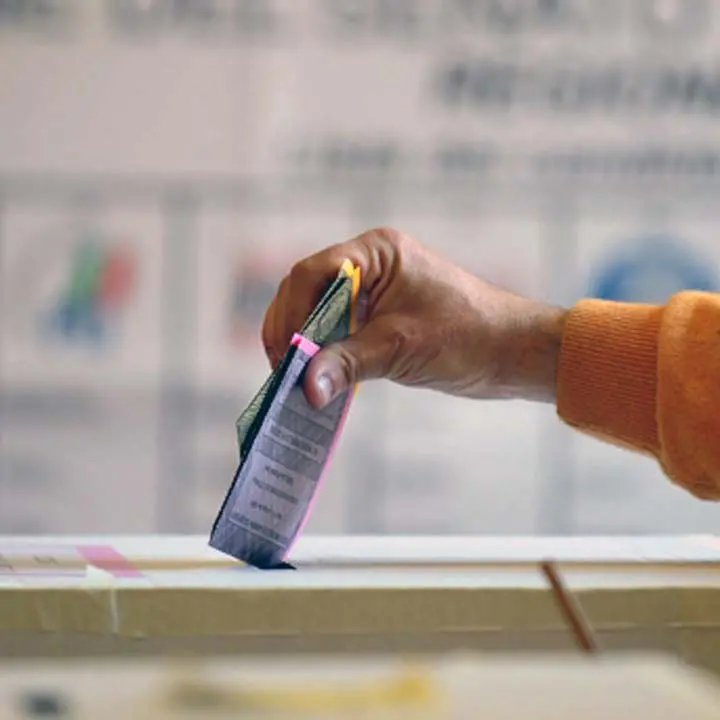 Cirò Marina, una scheda non votata nel seggio fa scattare l’esposto dei candidati a sindaco: «Chi controlla il voto?»\n