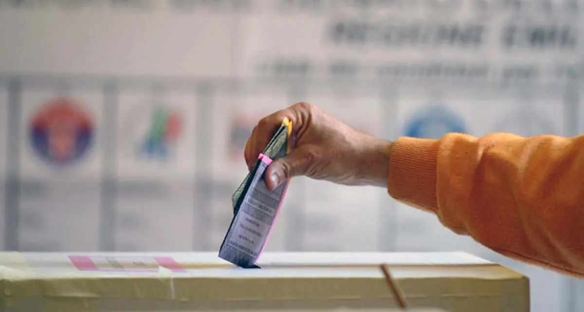 Cirò Marina, una scheda non votata nel seggio fa scattare l’esposto dei candidati a sindaco: «Chi controlla il voto?»\n
