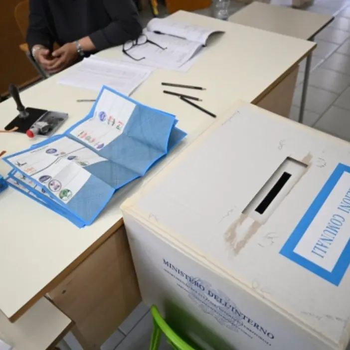 <p>Amministrative in Calabria, lo spoglio e gli aggiornamenti in diretta nello speciale LaC Tv - <span style=\"color:hsl(0, 75%, 60%);\">LIVE</span></p>