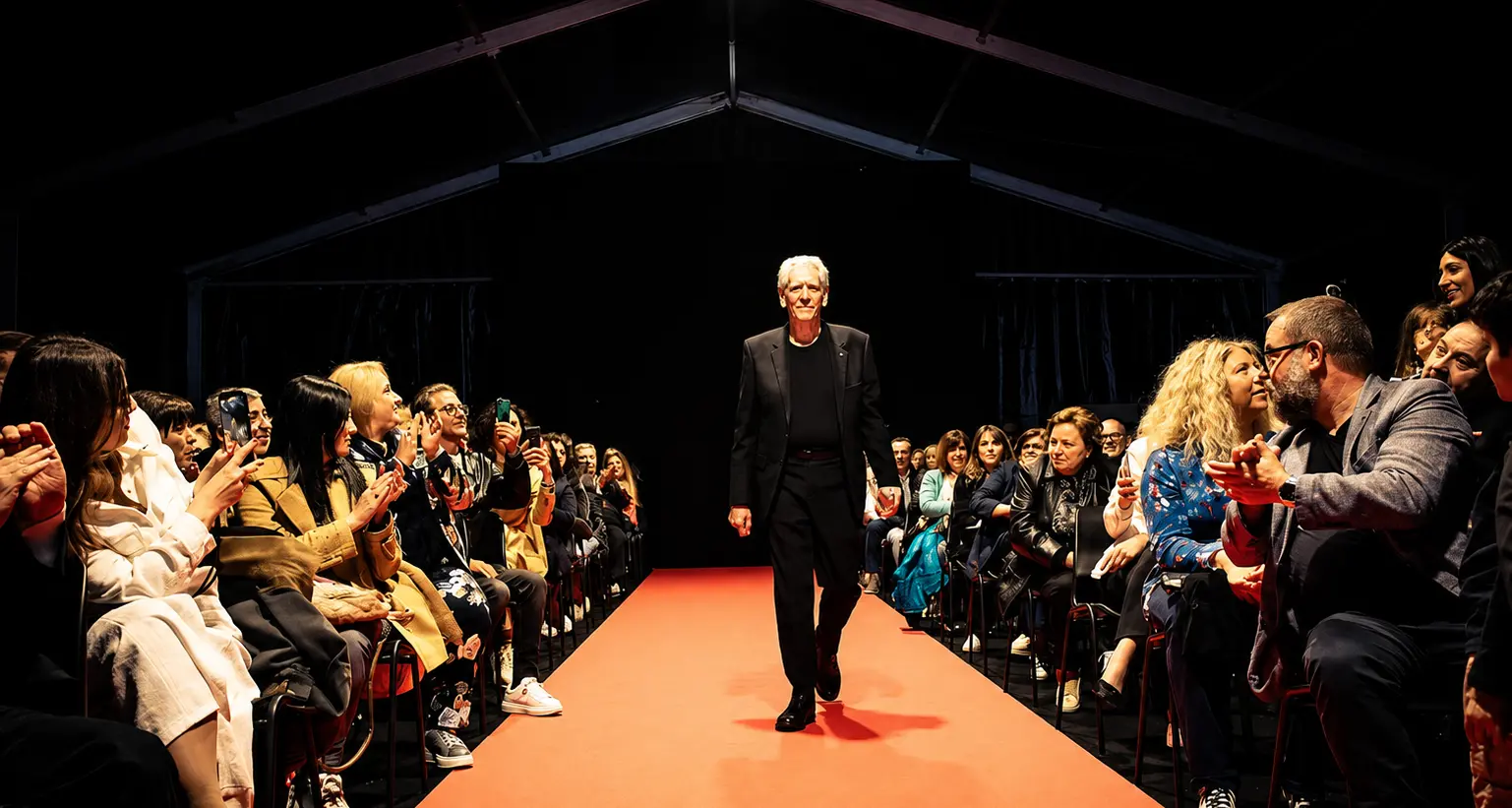<p><span style=\"color:hsl(0, 75%, 60%);\">David Cronenberg</span>: «Tornare alla pellicola? Non lo farei mai. La vita contiene sempre orrore e umorismo»</p>