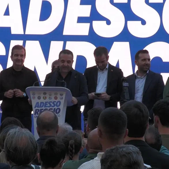 Cannizzaro, eletto sindaco di Reggio Calabria, festeggia la vittoria: «La città torna protagonista del futuro» - FOTO\n