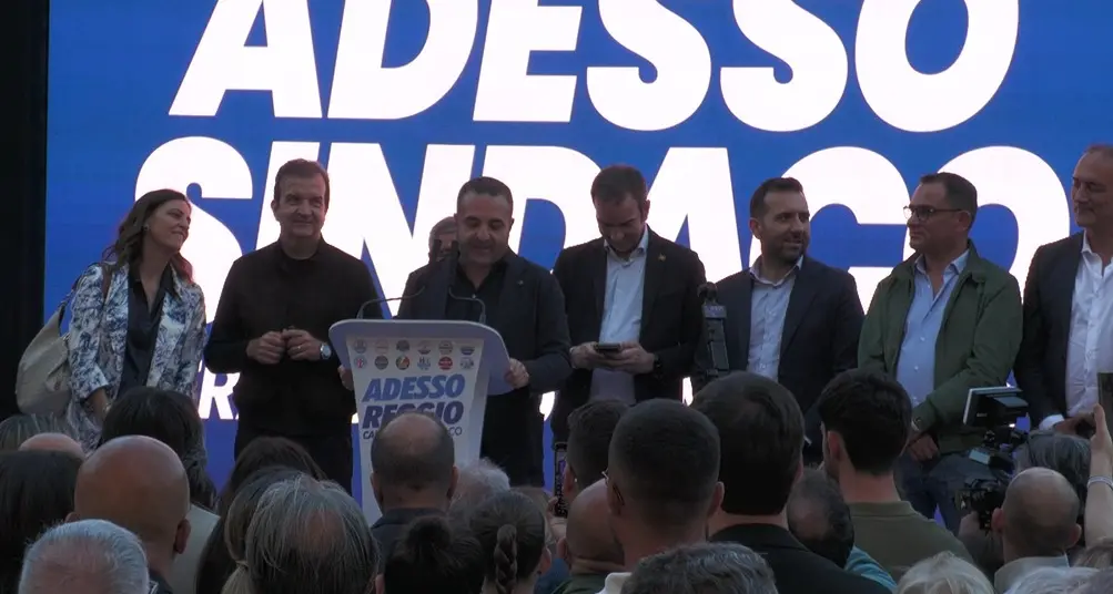 Cannizzaro, eletto sindaco di Reggio Calabria, festeggia la vittoria: «La città torna protagonista del futuro»\n