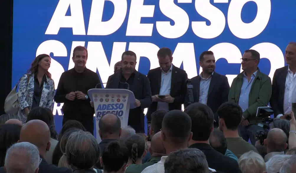 Cannizzaro, eletto sindaco di Reggio Calabria, festeggia la vittoria: «La città torna protagonista del futuro» - FOTO\n