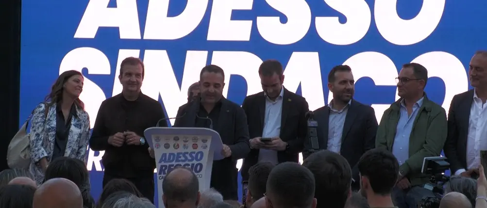 Cannizzaro, eletto sindaco di Reggio Calabria, festeggia la vittoria: «La città torna protagonista del futuro» - FOTO\n