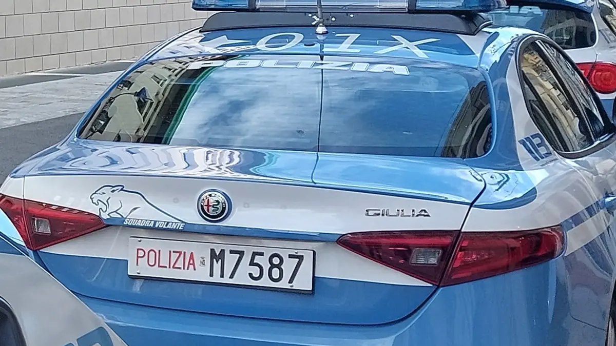 <p><span style=\"color:hsl(0, 75%, 60%);\">Droga a Reggio Calabria</span>, smantellata piazza di spaccio attiva 24 ore su 24: misure cautelari per 32 persone</p>