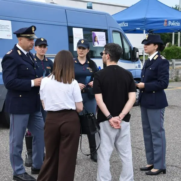 Giornata internazionale dei bambini scomparsi, a Pizzo la campagna di sensibilizzazione della Polizia di Stato\n