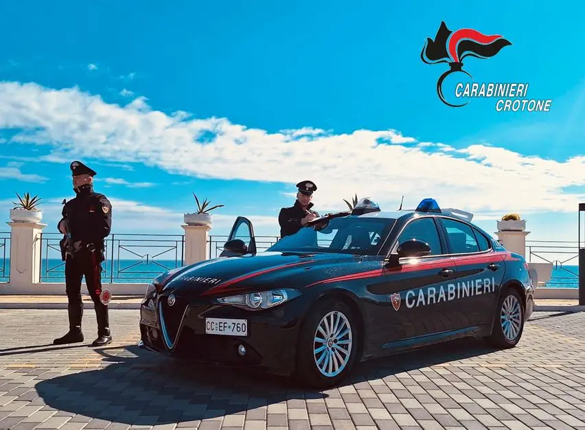 Violenta lite in famiglia durante la notte a Melissa, marito aggredisce la moglie: portata dai carabinieri in ospedale\n