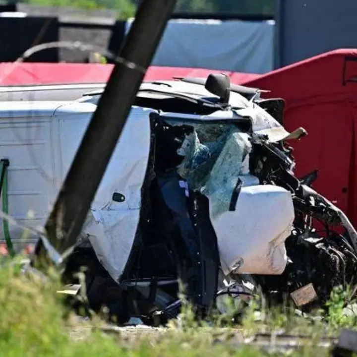 Belgio, treno travolge scuolabus a un passaggio a livello: diverse vittime