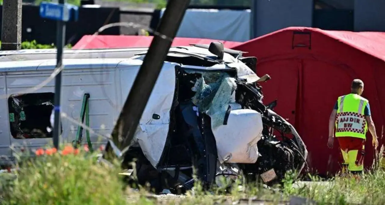 Belgio, treno travolge scuolabus a un passaggio a livello: diverse vittime