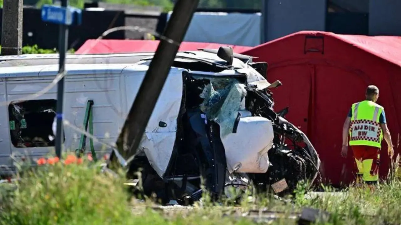 Belgio, treno travolge scuolabus a un passaggio a livello: diverse vittime