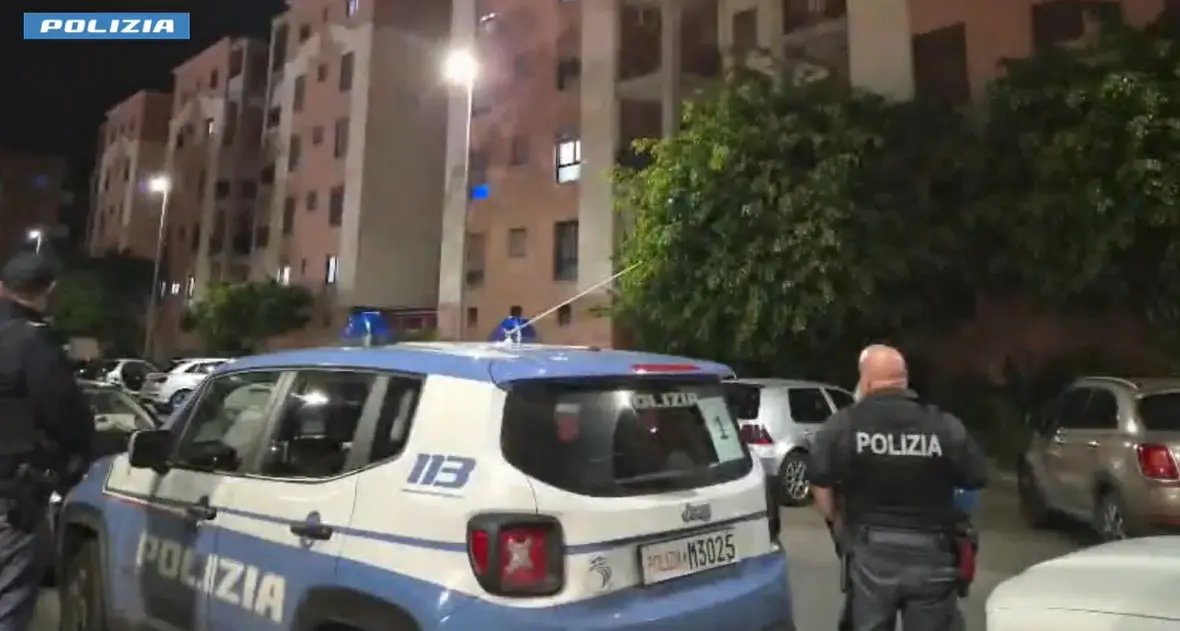 Piazza di spaccio attiva h24 a Reggio: giro da 3mila euro al giorno e minori di 14anni assoldati per vendere droga\n