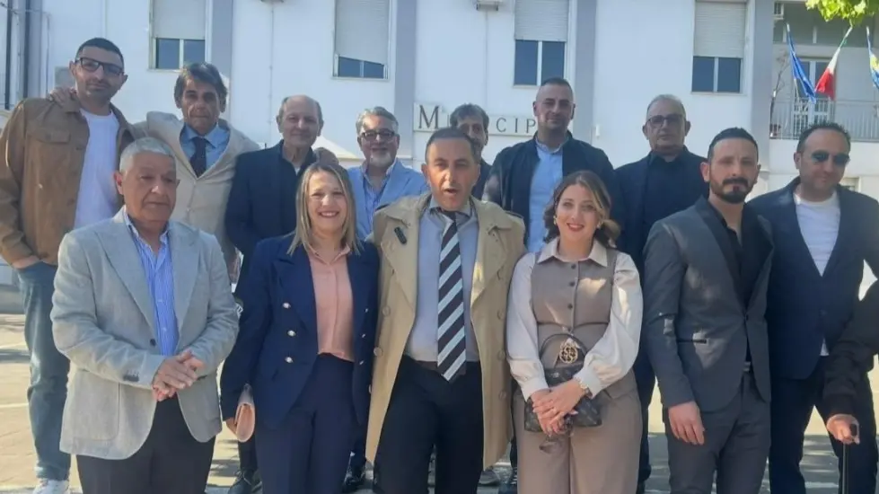 San Calogero, il nuovo sindaco Brosio (al centro)