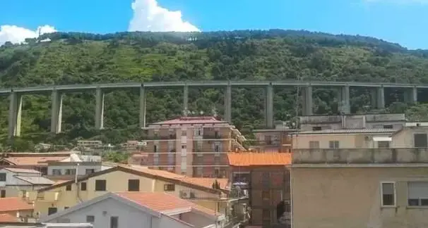 Pizzo, nuova tragedia dal ponte dell’autostrada: un uomo precipita nel vuoto, inutili i soccorsi\n