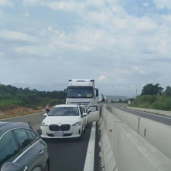 Camion in fiamme sull'A2 nel Vibonese, disagi tra Vazzano e Mileto: corsia chiusa verso sud\n