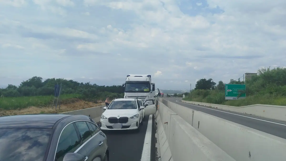 Camion in fiamme sull'A2 nel Vibonese, disagi tra Vazzano e Mileto: corsia chiusa verso sud\n