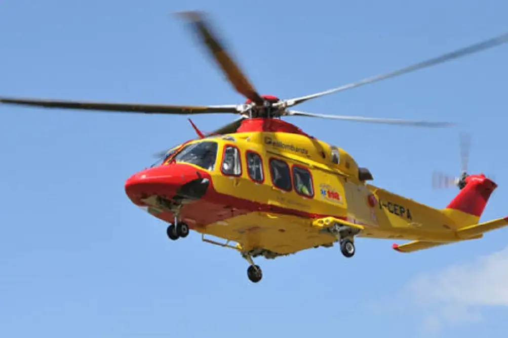 Tenta di entrare in casa arrampicandosi dal balcone e precipita: 50enne trasferito in elisoccorso\n\n\n