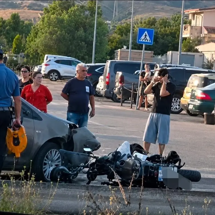 Due incidenti nel giro di poche ore a Roccella e Siderno sulla 106, un ferito grave in elisoccorso\n
