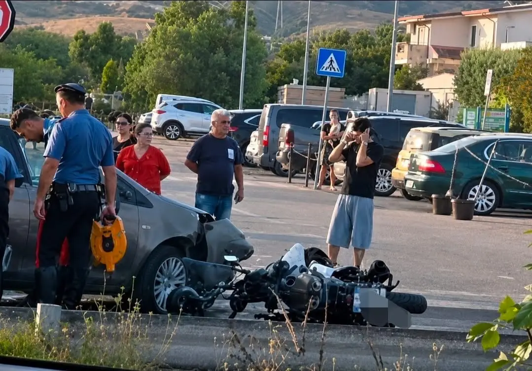 Due incidenti nel giro di poche ore a Roccella e Siderno sulla 106, un ferito grave in elisoccorso\n