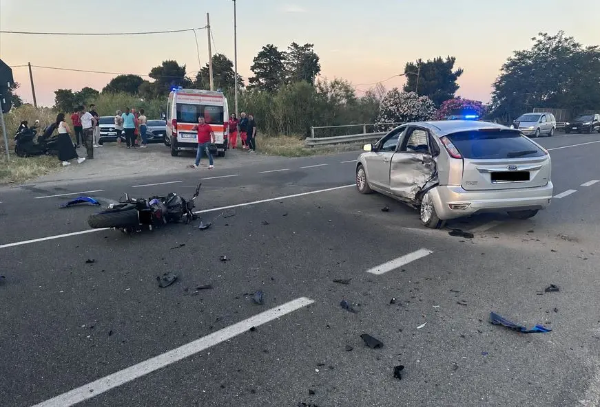 Incidente sulla ss106 a Corigliano Rossano, muore\u00A0motociclista 33enne coinvolto nello schianto con un’auto\n