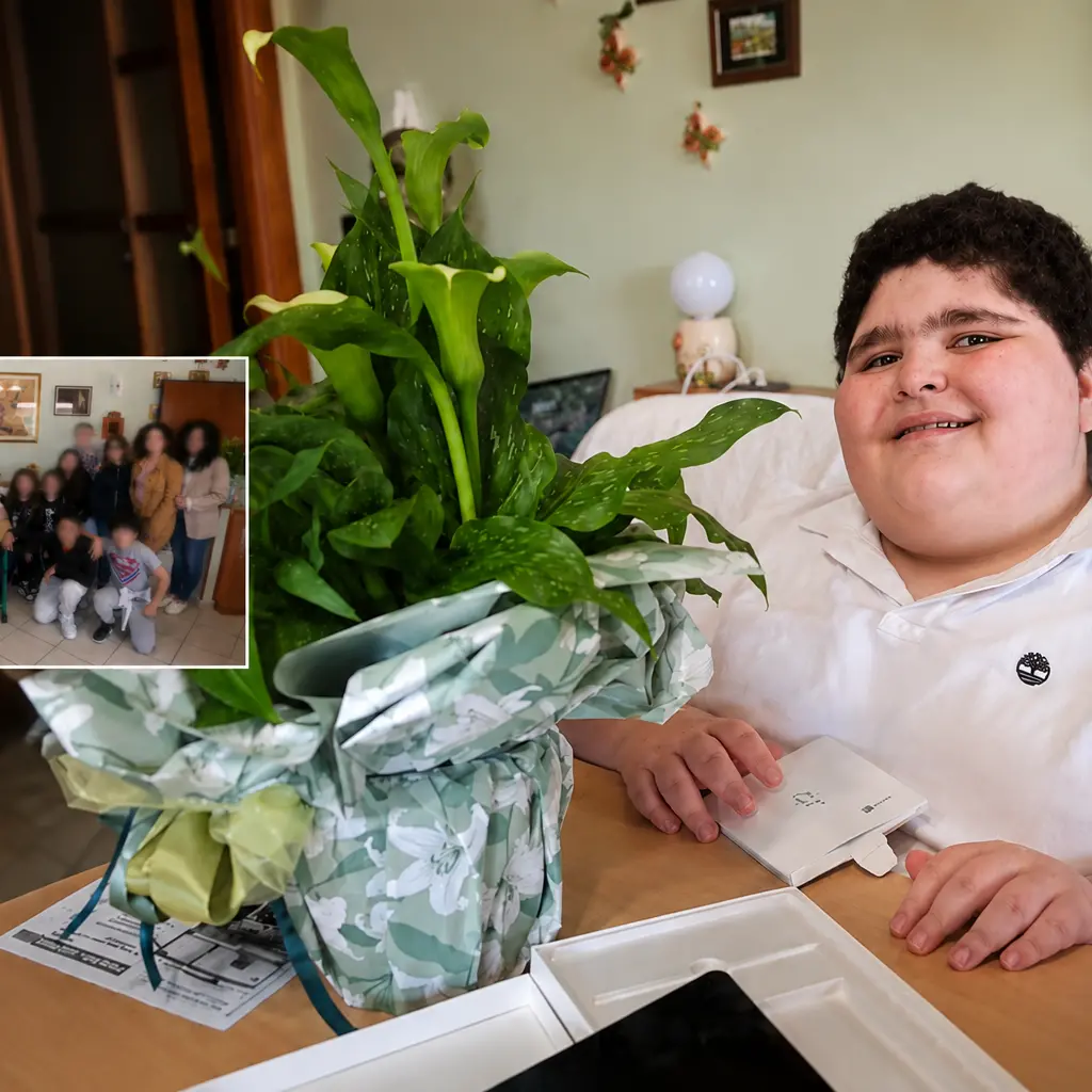 <p>Sorpresa d'amore per Mariano: foto di classe con compagni e professori a casa del 12enne affetto da una malattia rara</p>