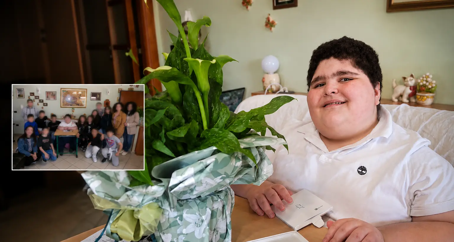 Sorpresa d'amore per Mariano: foto di classe con\u00A0compagni e professori a casa del 12enne affetto da una malattia rara
